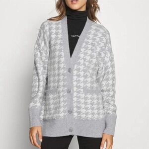 Abercrombie and Fitch Gray and White Houndstooth Cardigan XL Women’s Cozy